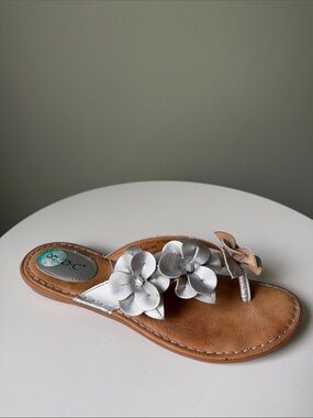 BOC Born Concept Silver Floral Sandals Size 8 Comfort Cushioned Slip-On